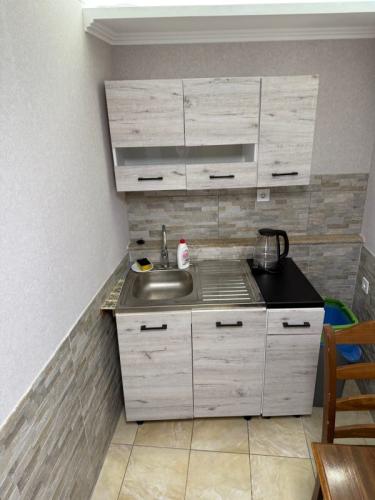 Mosoly-Apartman-Kertrenezo-szoba-konyha